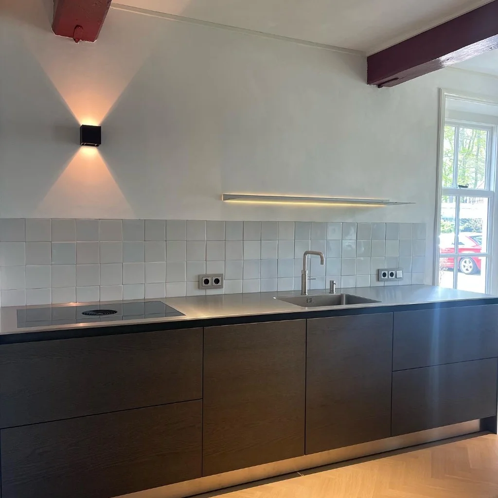 Keukenblok met hout, staal en tegelwand