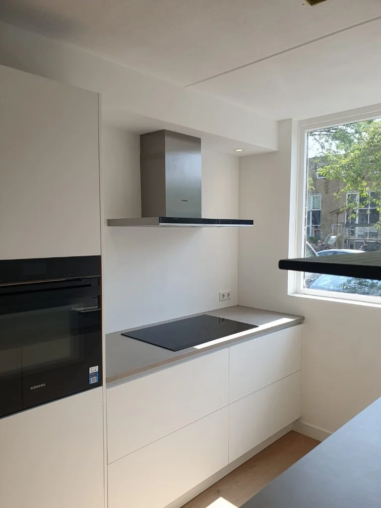 Strakke witte keuken met geïntegreerde apparatuur