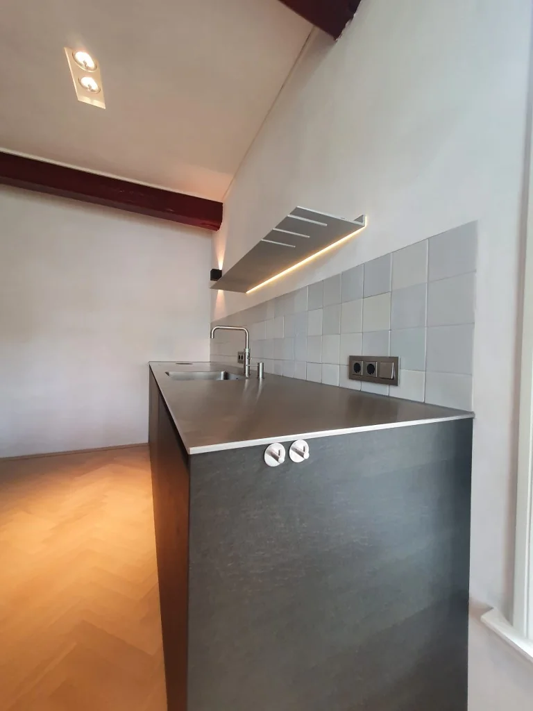 Keuken met donkere fronten en visgraatvloer